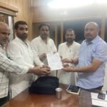 राष्ट्रीय लोक दल के युवा जिलाअध्यक्ष व ग्राम प्रधान ने डीएम को संबोधित ज्ञापन दिया