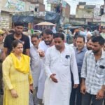 जिलाधिकारी ने कोतवाली पहुंच कर बन रहे फ्लाईओवर और सर्विस रोड का निरीक्षण किया, खामियां देख संबंधित अधिकारियों की क्लास लगाई