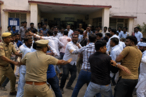 दो पक्षों ने थाने को बनाया जंग का मैदान |