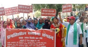 रसोईयों ने अपनी विभिन्न मांगों को लेकर प्रदर्शन किया और मुख्यमंत्री को संबोधित ज्ञापन जिलाधिकारी को सौंपा