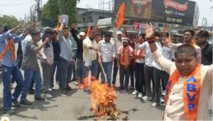 नकल के नाम पर वसूली का आरोप, एबीवीपी ने फूंका कॉलेज प्रशासन सहित कॉलेज प्रबंधक रश्मि रावल का पुतला |
